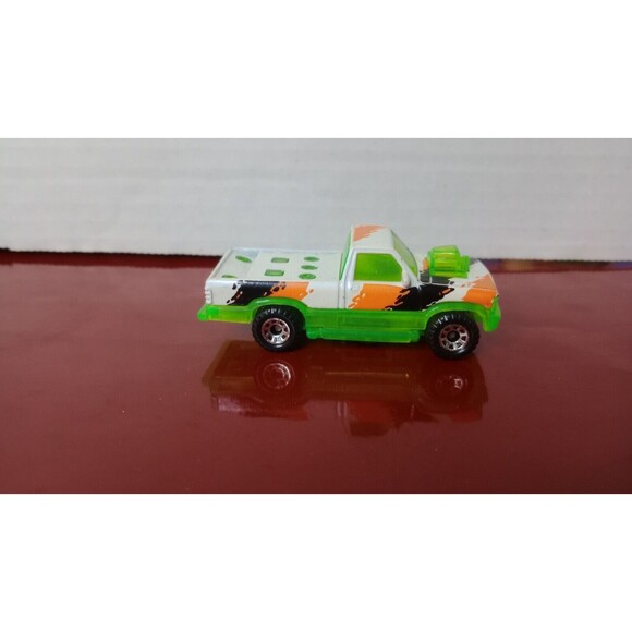 1993 MATCHBOX SPARKERS WHITE & GREEN DODGE DAKOTA REV'EM UP & WATCH SPARKS FLY - Picture 4 of 7